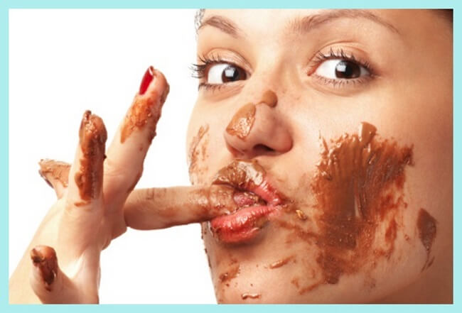 mujer con acné comiendo chocolate 
