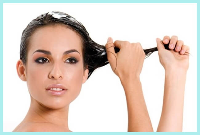 mujer aplicando acondicionador natural para el cabello 
