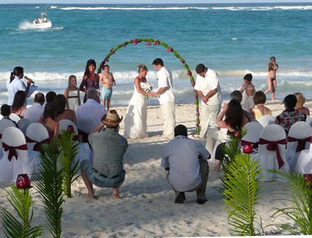 ¿Qué me puedo poner si me invitan a una boda en la playa?