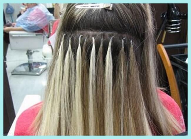 mujer haciéndose extensiones de cabello