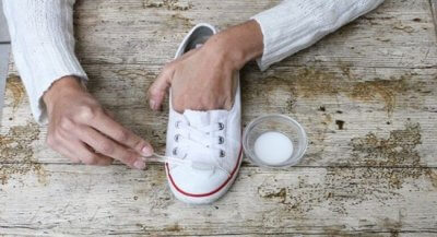 Cómo limpiar los zapatos blancos para que luzcan como nuevos