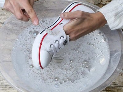 Cómo limpiar los zapatos blancos para que luzcan como nuevos