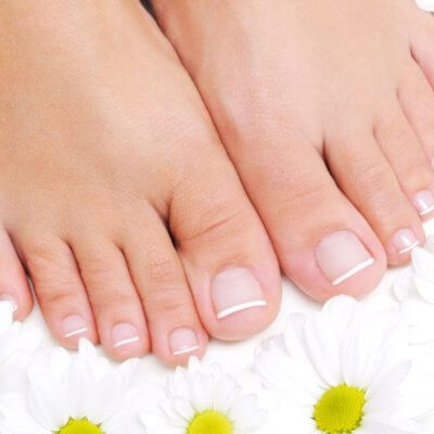 Hazte una pedicura francesa impecable