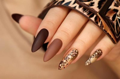 Ideas de manicura marrón que demuestran que es el neutro perfecto