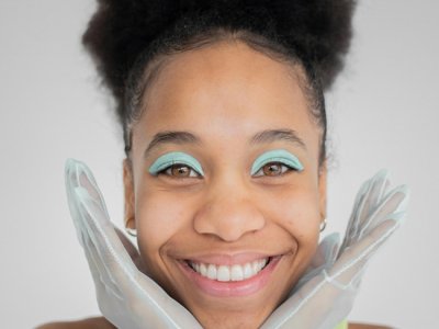 La sombra de ojos azul helado vuelve a ser tendencia