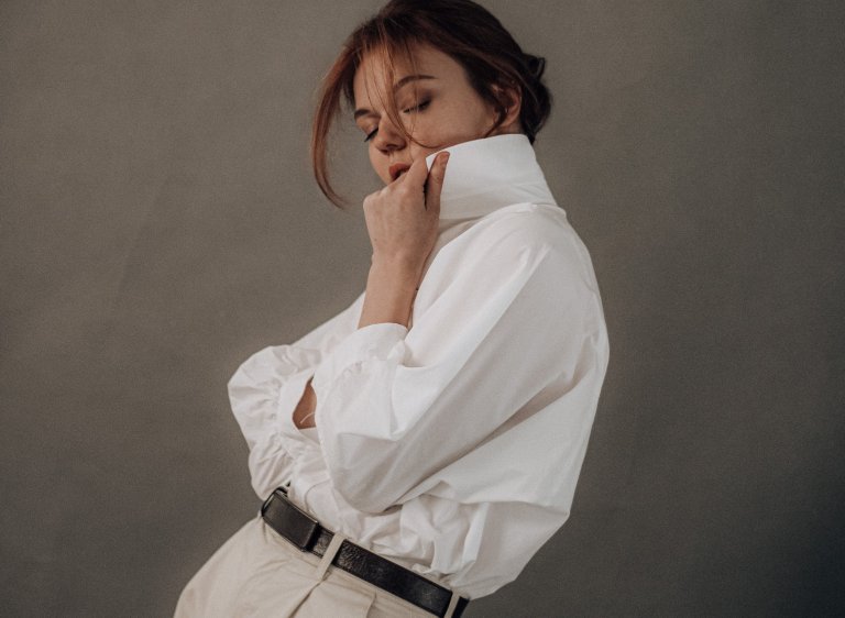 Las camisas blancas de Victoria Beckham son todo un éxito de estilo