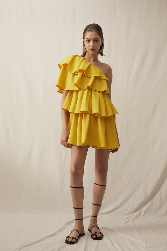 Lorde pone de moda las Prendas de Color Amarillo Intenso