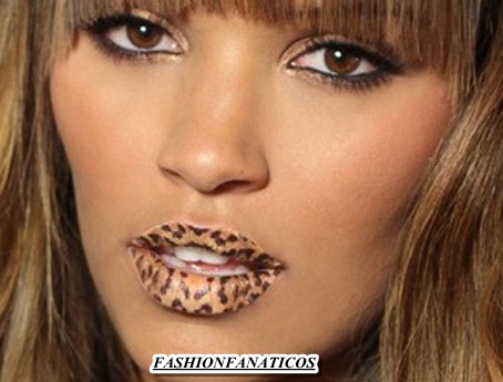 Tatuajes temporales de labios, última tendencia